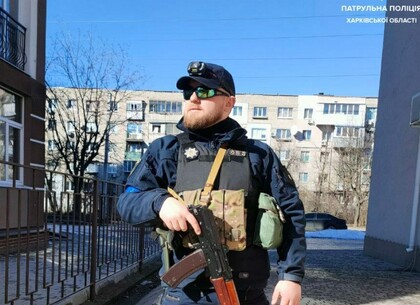 Харьковский патрульный спас тяжелораненого мужчину (фото)