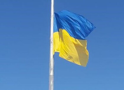 В Харькове из-за сильного ветра приспущен самый большой флаг Украины