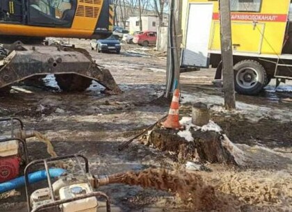 Коммунальщики Харькова восстанавливают поврежденные сети водоснабжения