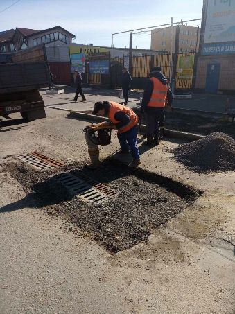 В Харькове проводятся работы по очистке систем ливневой канализации.