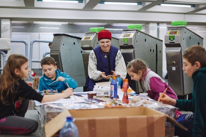 Дети в метро Харькова изучают народные обычаи