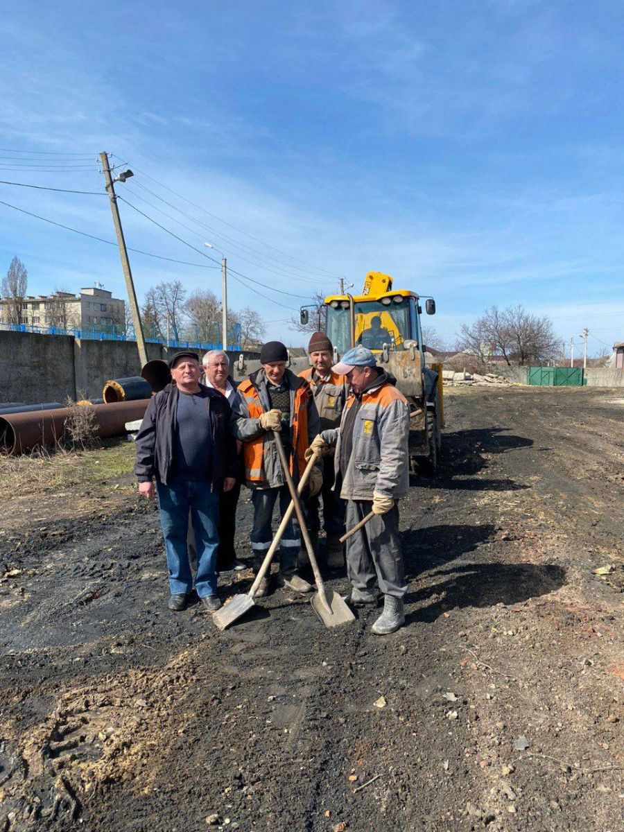 В Харькове коммунальщики убирают город 