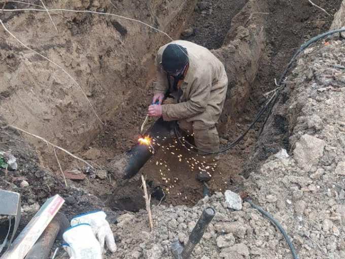 ремонт газовой грубы после обстрела Харькова