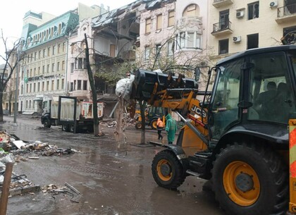 В Харькове коммунальные службы убирают завалы после обстрелов