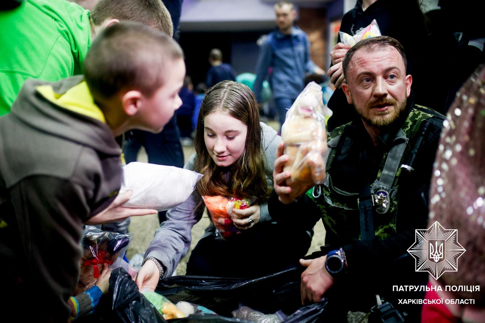 Полиция Харькова раздает сладости 