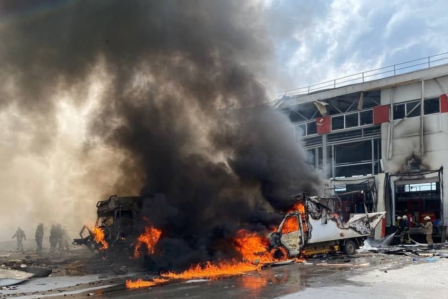 Пожар Харьков: Крупный пожар на складе, вызванный обстрелом, потушен спасателями