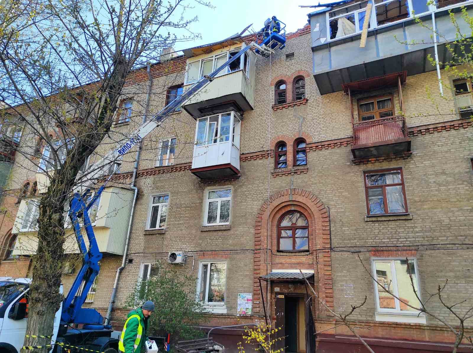  КП Харьковжилстрой устраняет последствия попаданий в жилые дома