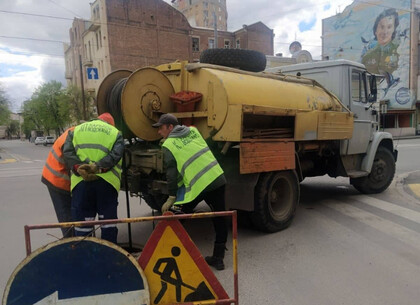 В Харькове после обстрелов восстанавливают канализационные сети (фото)