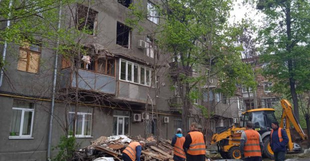 В Харькове коммунальщики наводят порядок после обстрелов
