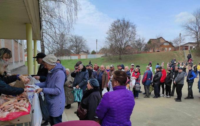 Раздача гуманитарной помощи в Харькове: фото