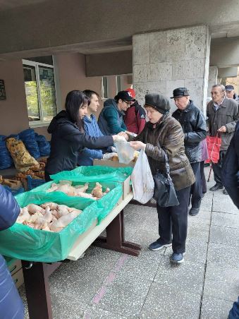 Раздача гуманитарной помощи в Харькове: фото