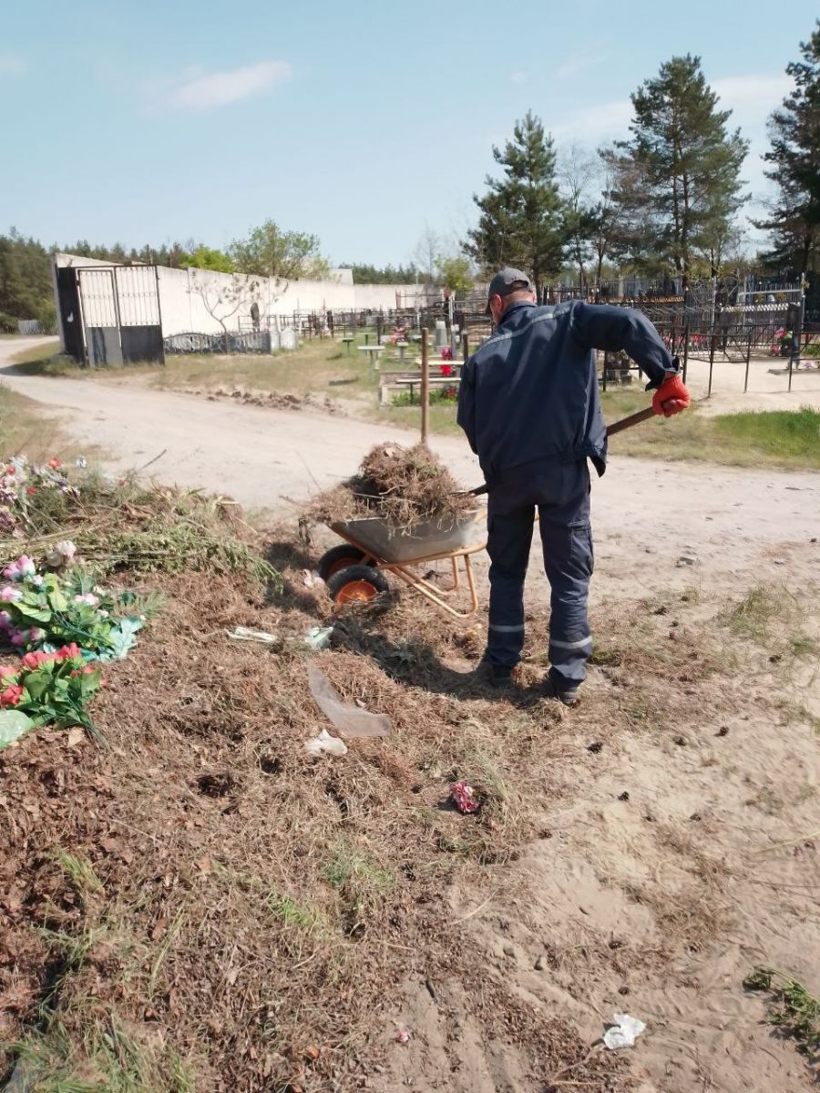 Коммунальные работники следят за состоянием харьковских кладбищ