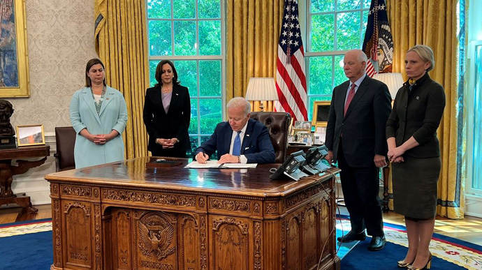 Президент США Джо Байден подписал закон о ленд-лизе для Украины.