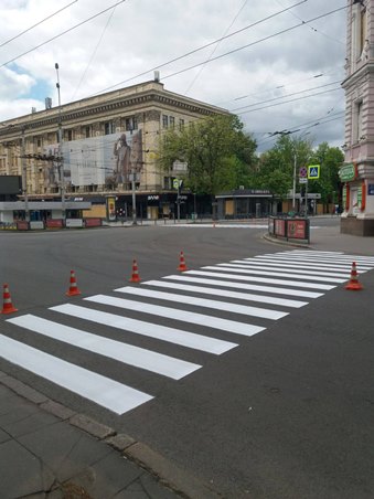 В Харькове наносят дорожную разметку