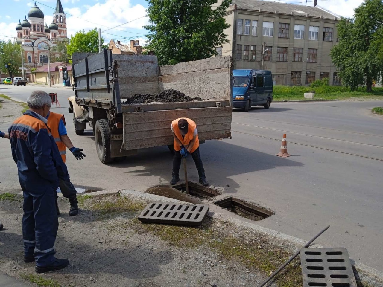 Харьковские коммунальщики проверяют водоотводную систему