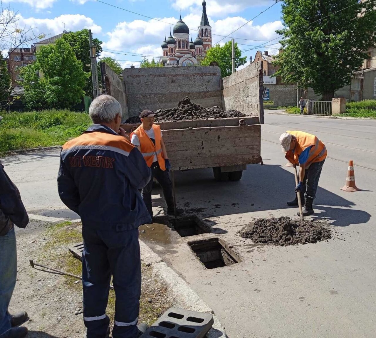 Харьковские коммунальщики проверяют водоотводную систему