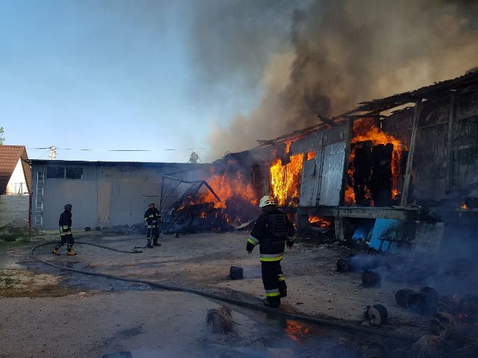 Обстрел Дергачей: спасатели тушили торговое заведение