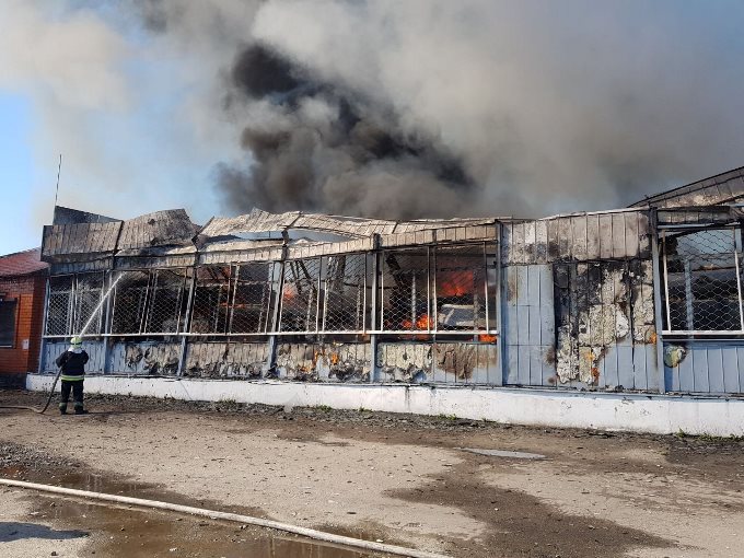 Обстрел Дергачей: спасатели тушили торговое заведение