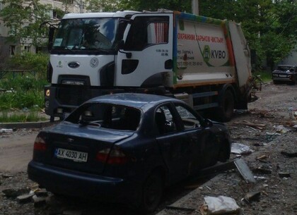 Из разрушенного района Харькова вывозят мусор