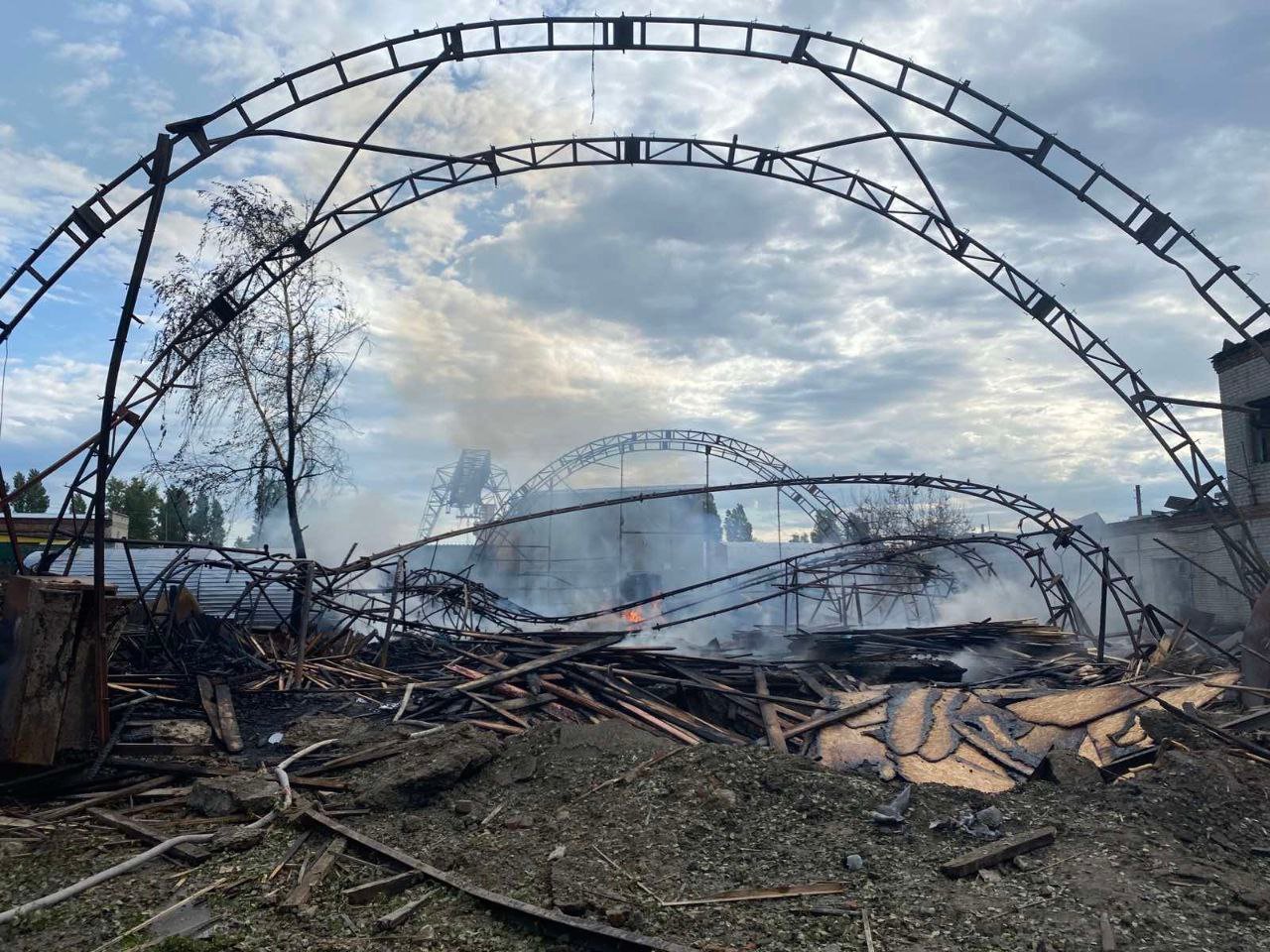 Пожар в Безлюдовке после обстрела