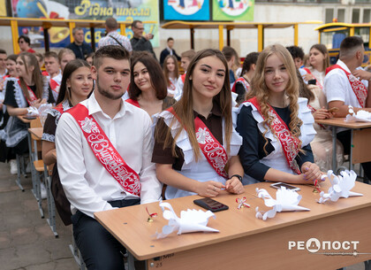 Харьковские школьники отметили праздник Последнего звонка в «Zoom»