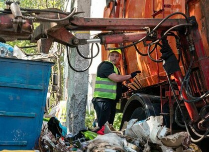 Из Харькова ежедневно вывозится около 10 тысяч кубометров мусора