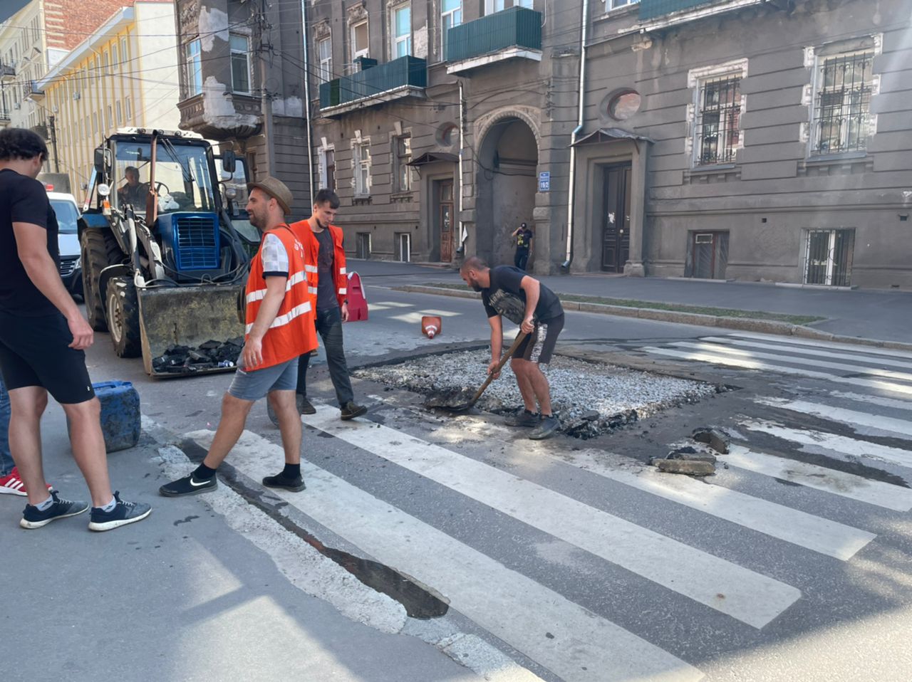 В Харькове идет ремонт дорог