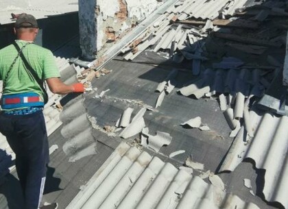 Кровли десятков домов отремонтировали коммунальщики Харькова