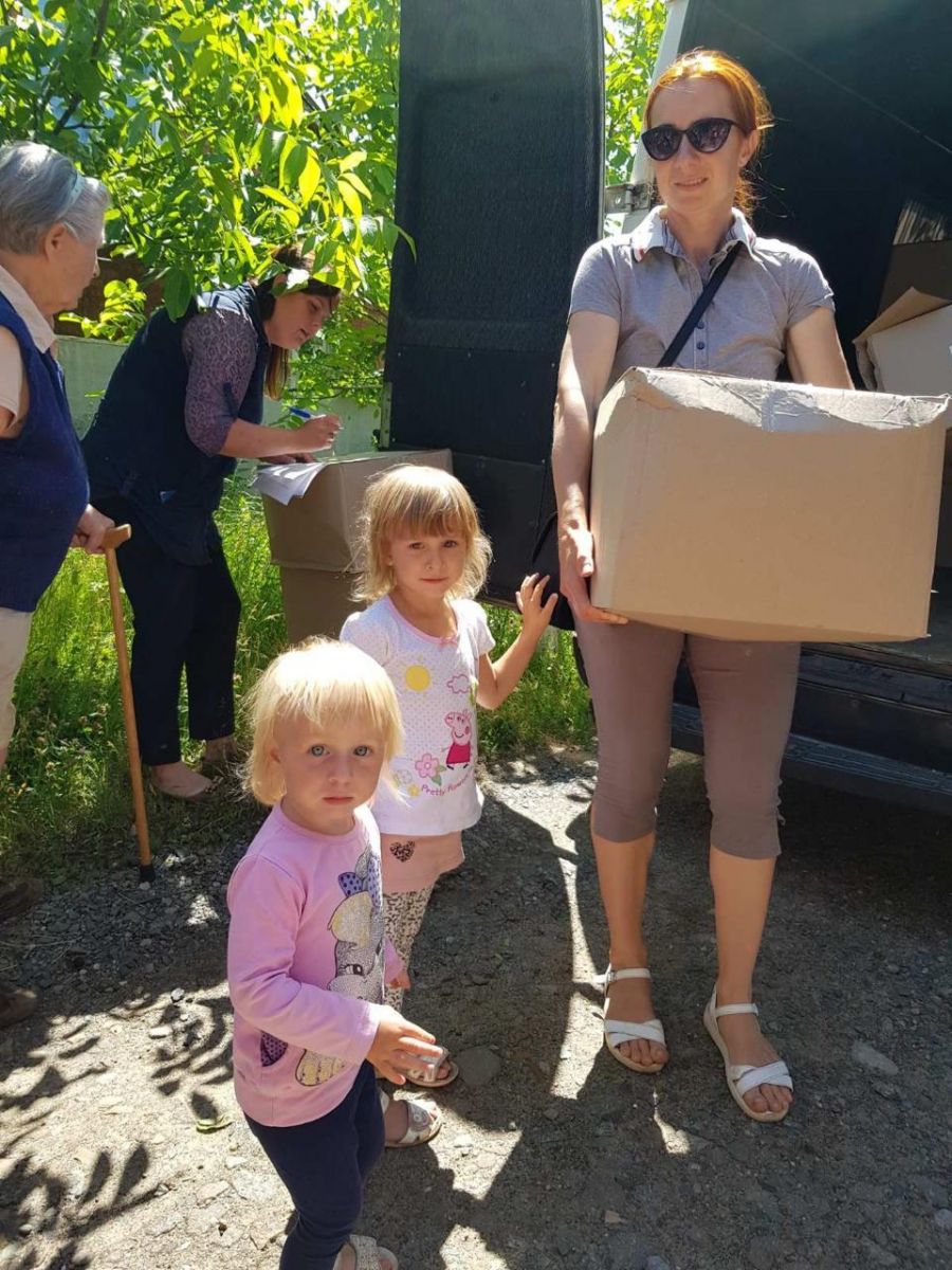 В районах Харькова продолжают раздавать гуманитарную помощь
