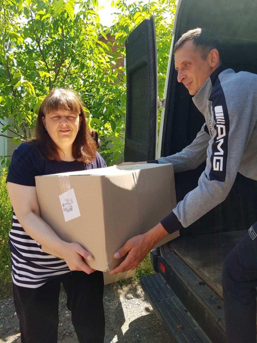 В районах Харькова продолжают раздавать гуманитарную помощь