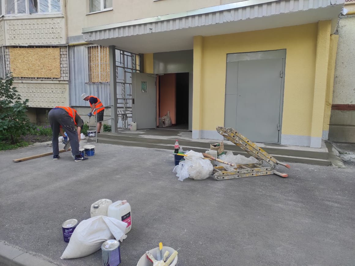 Коммунальщики Харькова восстанавливают подъезды в пострадавших районах 