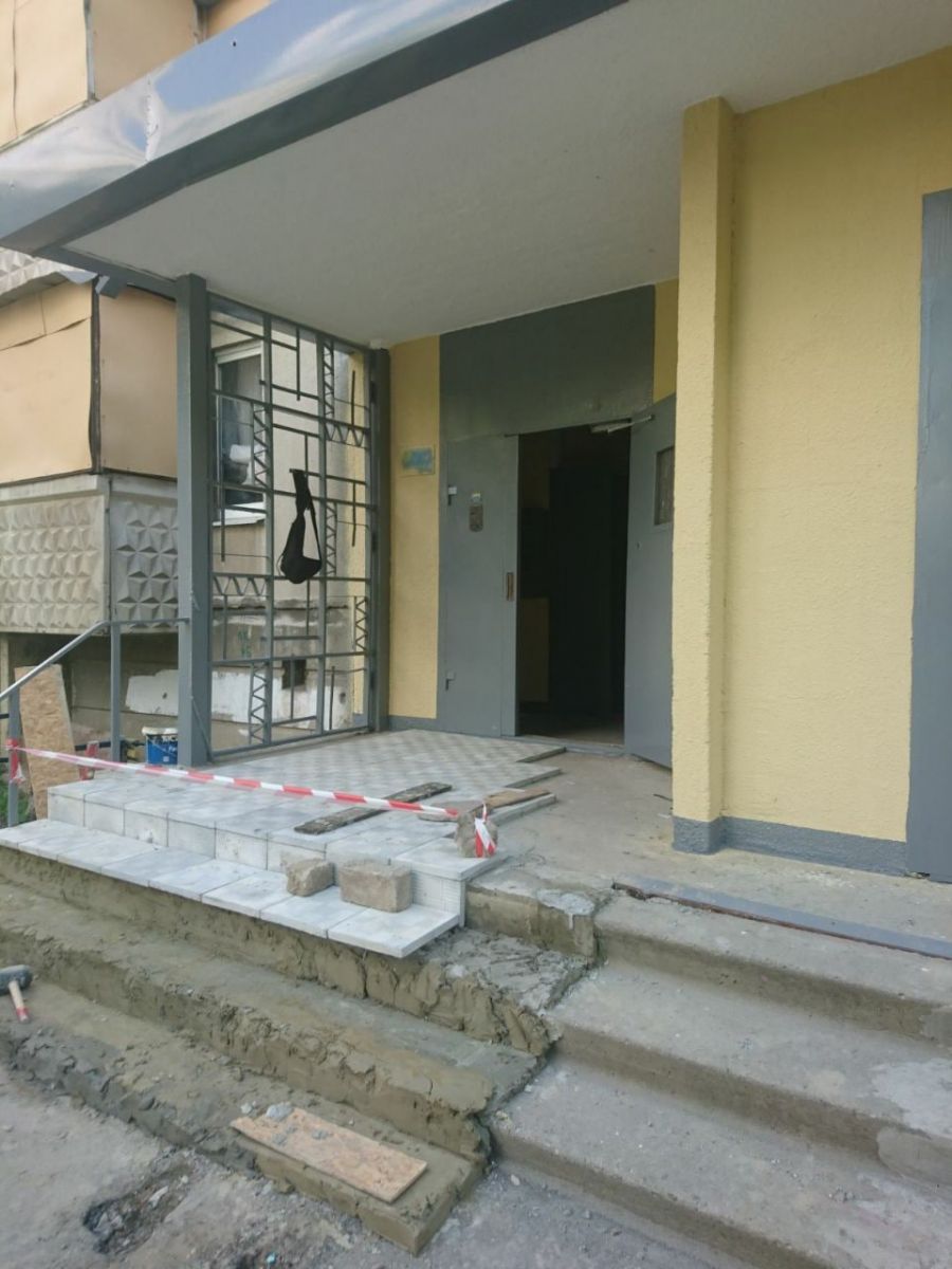 Строители ремонтируют дома в пострадавших районах Харькова