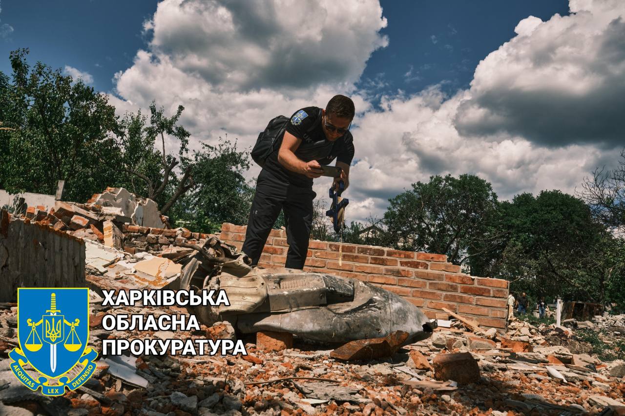 Агрессия России: Обстрелянные "Калибром" дома осмотрели прокуроры в Люботине под Харьковом