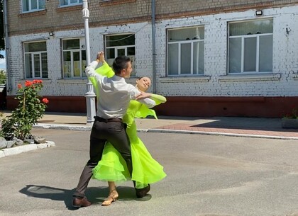 Школьники Харькова отметили праздник вступления во взрослую жизнь (фото)
