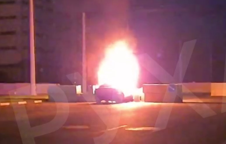 В Харькове автомобиль врезался в бетонный блок и загорелся