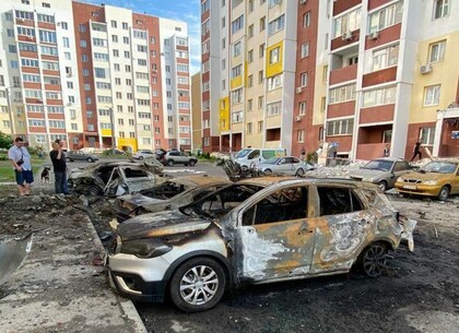 Ракеты оккупантов ударили по Салтовке: горели дома и авто, пробита крыша больницы
