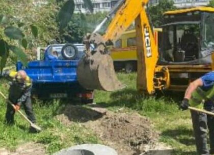 В Харькове коммунальщики перекладывают поврежденные трубопроводы