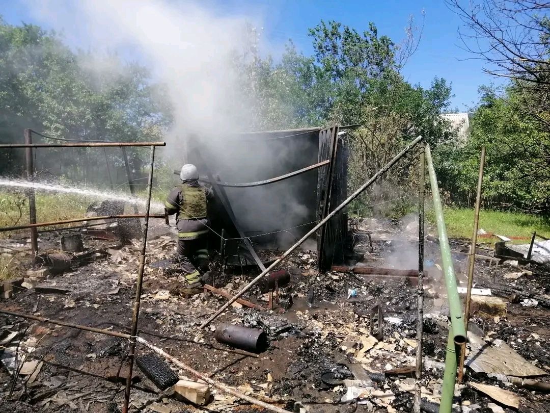 Пожар Харьков: Горели дачный кооператив и лес на Чугуевщине из-за обстрелов