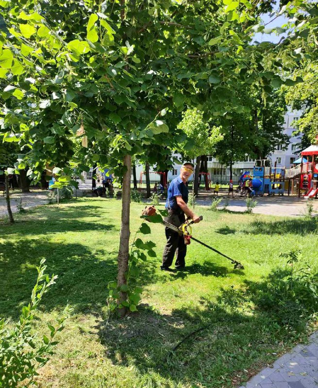 Коммунальщики следят за состоянием парков Харькова