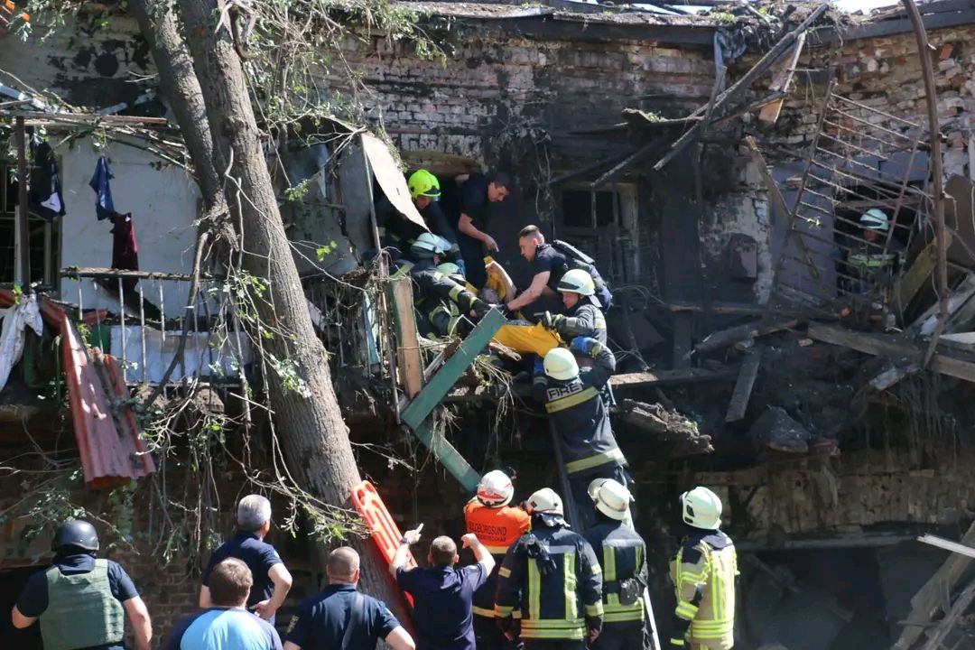 Спасены два человека и домашние любимцы после ракетного удара в центре Харькова