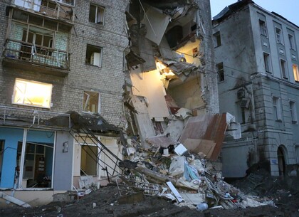 Ракетный удар разрушил жилой дом в центре Харькова (видео)