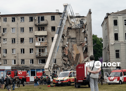 Ракетный удар по жилому дому в Харькове: фото последствий