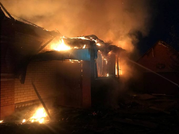 Пожар после обстрела в Чугуевском районе