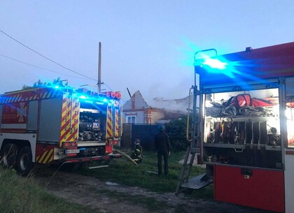 Спасатели тушили пожары после обстрелов Харьковской области (фото)