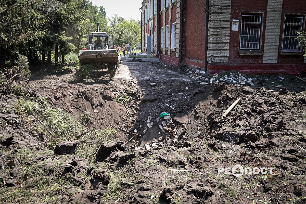 Харьков, воронка от взрыва российской ракеты возле школы