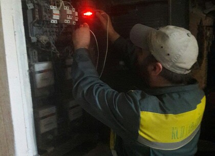 Харківські комунальники ремонтують електромережі міста