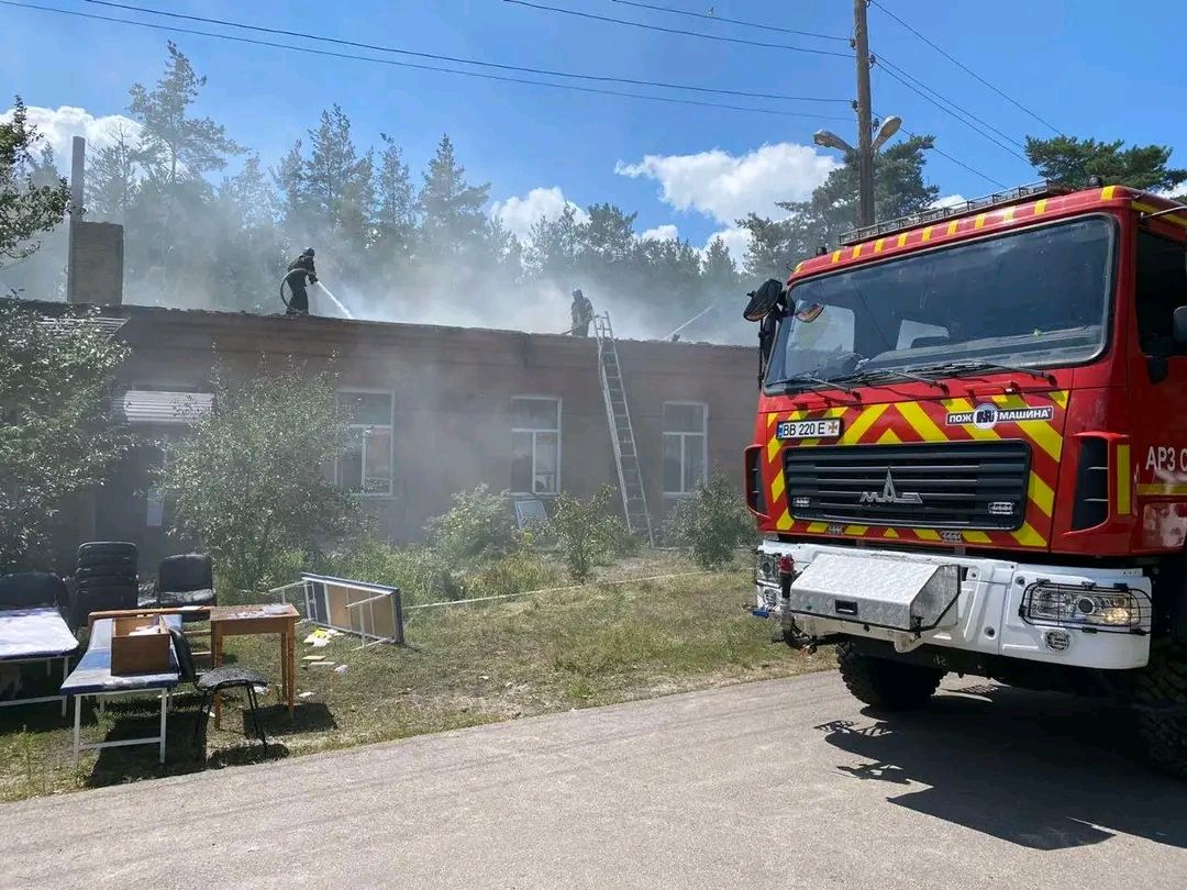 Обстріл лікувального закладу на Харківщині привів до пожежі  