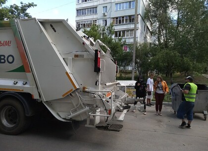 Комунальники Харкова прибирають сміття, навіть у найнебезпечніших районах