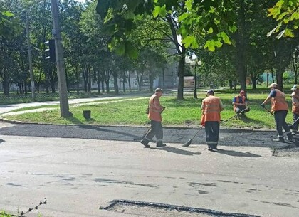 Комунальники Харкова ведуть ремонтні роботи по всьому місту