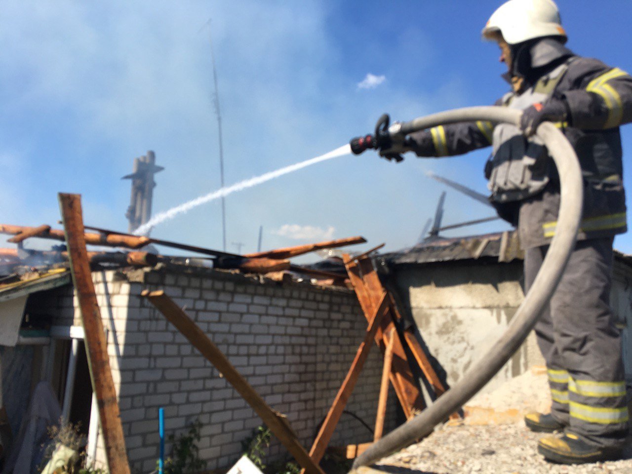 Новини Харкова: Після ворожих обстрілів у селі Коробочкіне загорівся будинок